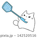 ハエ叩きをかまえて ねこ 142520516