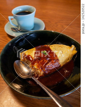 喫茶店でオムライスと陶器のカップのコーヒーでランチタイム 142520522