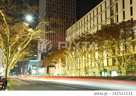 名古屋・栄のイルミネーションと車の光跡が彩る冬の夜景1 142521231