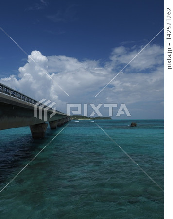 池間島へと続く海上ドライブコース。エメラルドグリーンに映える池間大橋 池間島へと続く海上ドライブコース。エメラルドグリーンに映える池間大橋 142521262