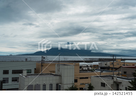 北海道礼文島の香深港周辺の街並み越しに望む雲をまとった利尻山 142521455