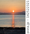 海に沈む夕日 142522321