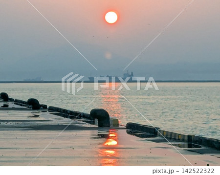 海に沈む夕日 142522322