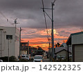 住宅街から見る夕焼け空 142522325