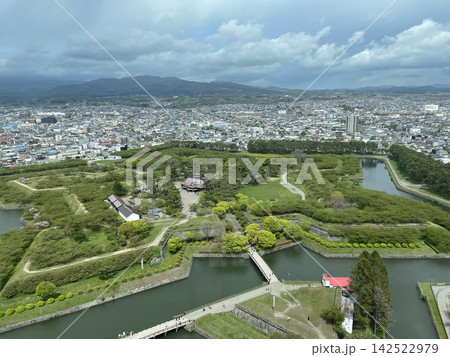 五稜郭タワーから望む五稜郭公園と函館市街 五稜郭タワーから望む五稜郭公園と函館市街 142522979
