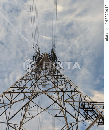 送電鉄塔の真下から見上げるシンメトリー構図 送電鉄塔の真下から見上げるシンメトリー構図 142523039