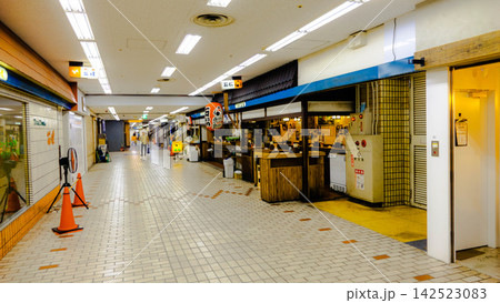 2026年8月25日 桜木町駅直結の地下街「野毛ちかみち」と「ぴおシティ」地下飲食街を歩く人々(神奈 2026年8月25日 桜木町駅直結の地下街「野毛ちかみち」と「ぴおシティ」地下飲食街を歩く人々(神奈 142523083