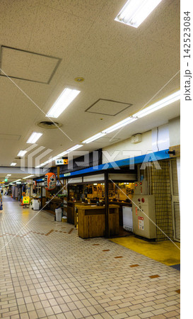 2026年8月25日 桜木町駅直結の地下街「野毛ちかみち」と「ぴおシティ」地下飲食街を歩く人々(神奈 2026年8月25日 桜木町駅直結の地下街「野毛ちかみち」と「ぴおシティ」地下飲食街を歩く人々(神奈 142523084