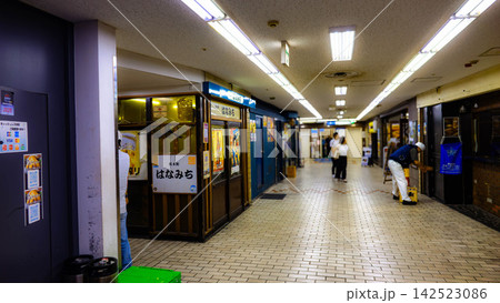 2026年8月25日 桜木町駅直結の地下街「野毛ちかみち」と「ぴおシティ」地下飲食街を歩く人々(神奈 2026年8月25日 桜木町駅直結の地下街「野毛ちかみち」と「ぴおシティ」地下飲食街を歩く人々(神奈 142523086