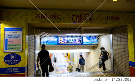 2026年8月25日 桜木町駅直結の地下街「野毛ちかみち」と「ぴおシティ」地下飲食街を歩く人々(神奈 2026年8月25日 桜木町駅直結の地下街「野毛ちかみち」と「ぴおシティ」地下飲食街を歩く人々(神奈 142523092
