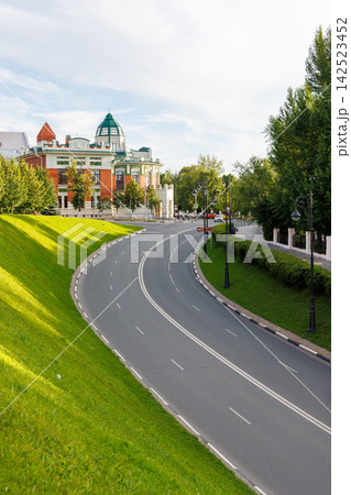 Curved empty road beside green park slope in Samara, Russia. Curved empty road beside green park slope in Samara, Russia. 142523452