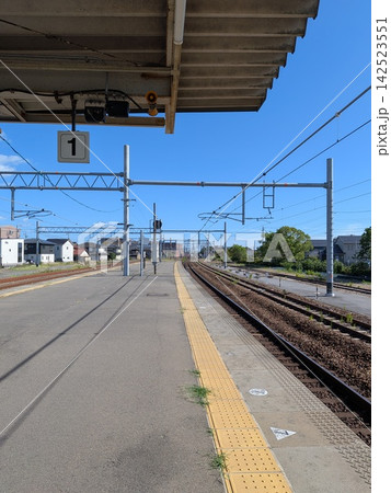 のどかな田舎町の駅のホームと青空 のどかな田舎町の駅のホームと青空 142523551