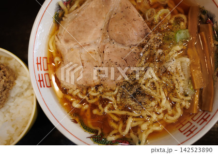 【青森】朝ラーメン 煮干し出汁の一杯 湯気立つ朝食風景 142523890