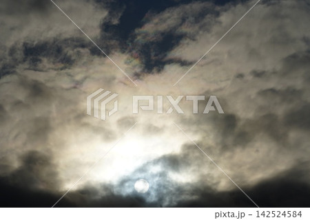 雲の隙間から見える太陽 142524584