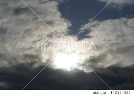 雲の隙間から差し込む太陽 雲の隙間から差し込む太陽 142524585