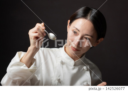 女性 料理人 女性 料理人 142526077