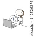 PC作業で疲れてのけぞる看護師  142526276