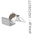 PCの前で絶望して突っ伏す看護師 142526277