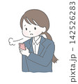 スマホを見てため息をつくスーツの女性  142526283