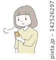 スマホを見てため息をつく主婦  142526297