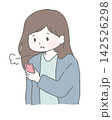 スマホを見てため息をつく女性  142526298
