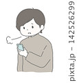 スマホを見てため息をつく男性  142526299
