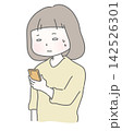 スマホを見て困惑する主婦  142526301