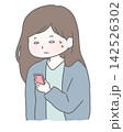 スマホを見て困惑する女性  142526302