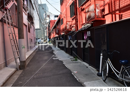 日本の東京の浅草　仲見世通りの商店街の裏側　古い町並みと建物 142526618
