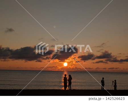 海に沈む夕日 142526623