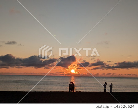 海に沈む夕日 142526624