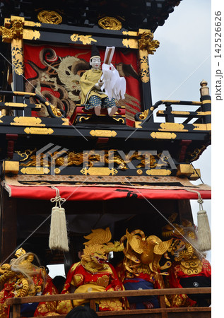 日本の愛知県の犬山祭り からくり人形を乗せた車山と呼ばれる山車 金襦袢の衣装を着て小太鼓を叩く子供 日本の愛知県の犬山祭り からくり人形を乗せた車山と呼ばれる山車 金襦袢の衣装を着て小太鼓を叩く子供 142526626