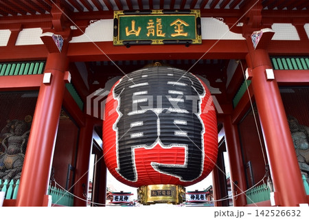 日本の東京の浅草寺 雷門と風神像と雷神像 巨大な提灯と奥に続く仲見世通り 日本の東京の浅草寺 雷門と風神像と雷神像 巨大な提灯と奥に続く仲見世通り 142526632