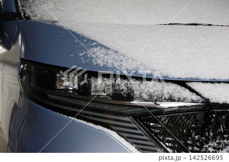 自動車に降り積もった雪 自動車に降り積もった雪 142526695