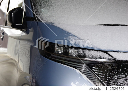 自動車に降り積もった雪 自動車に降り積もった雪 142526703