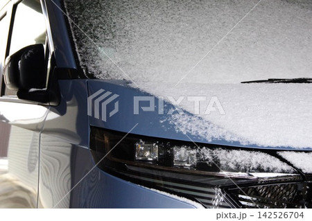 自動車に降り積もった雪 自動車に降り積もった雪 142526704