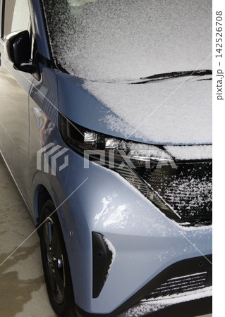 自動車に降り積もった雪 142526708