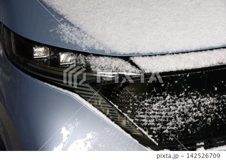 自動車に降り積もった雪 自動車に降り積もった雪 142526709