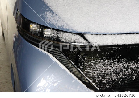 自動車に降り積もった雪 142526710