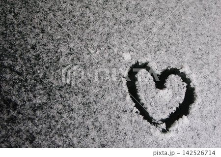 降り積もった雪に描いたハートマーク 降り積もった雪に描いたハートマーク 142526714