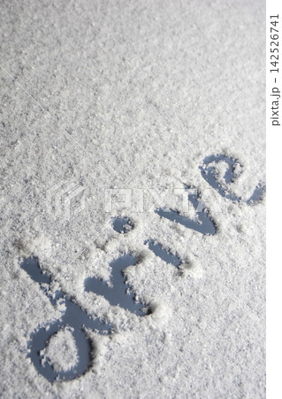 降り積もった雪に描いた文字 drive 降り積もった雪に描いた文字 drive 142526741