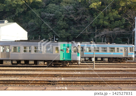 早朝の徳島駅車両基地(キハ1500系とキハ1000系) 早朝の徳島駅車両基地(キハ1500系とキハ1000系) 142527831