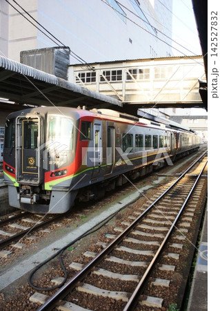 早朝の徳島駅の風景 1番線と2番線(キハ2700系 特急うずしおとキハ1500系) 早朝の徳島駅の風景 1番線と2番線(キハ2700系 特急うずしおとキハ1500系) 142527832
