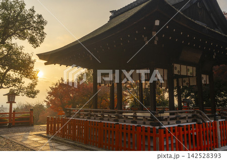 秋の京都船岡山 朝日を浴びる建勲神社の拝殿 秋の京都船岡山 朝日を浴びる建勲神社の拝殿 142528393