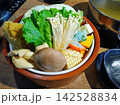 鍋料理の具材を盛り付けた食卓 142528834