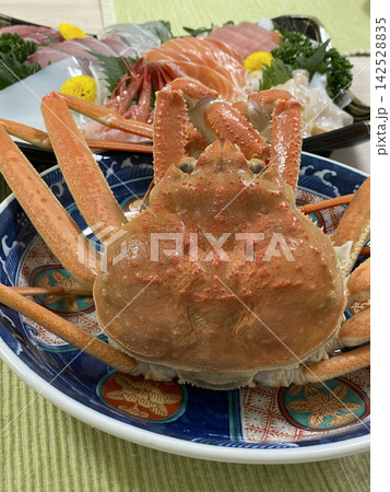 食卓のズワイガニと刺身 食卓のズワイガニと刺身 142528835