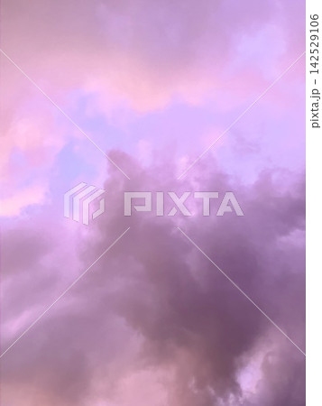 初秋のマジックアワーに染まるピンクと紫色の幻想的な雲と空の背景素材 初秋のマジックアワーに染まるピンクと紫色の幻想的な雲と空の背景素材 142529106