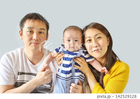 両親に支えてもらっている4か月の男の赤ちゃん　上半身 142529128
