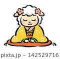 着物姿で新年のあいさつをする干支の未（羊） 142529716