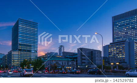 夕暮れの都市ビル群と街路の夜景イメージ 142529782